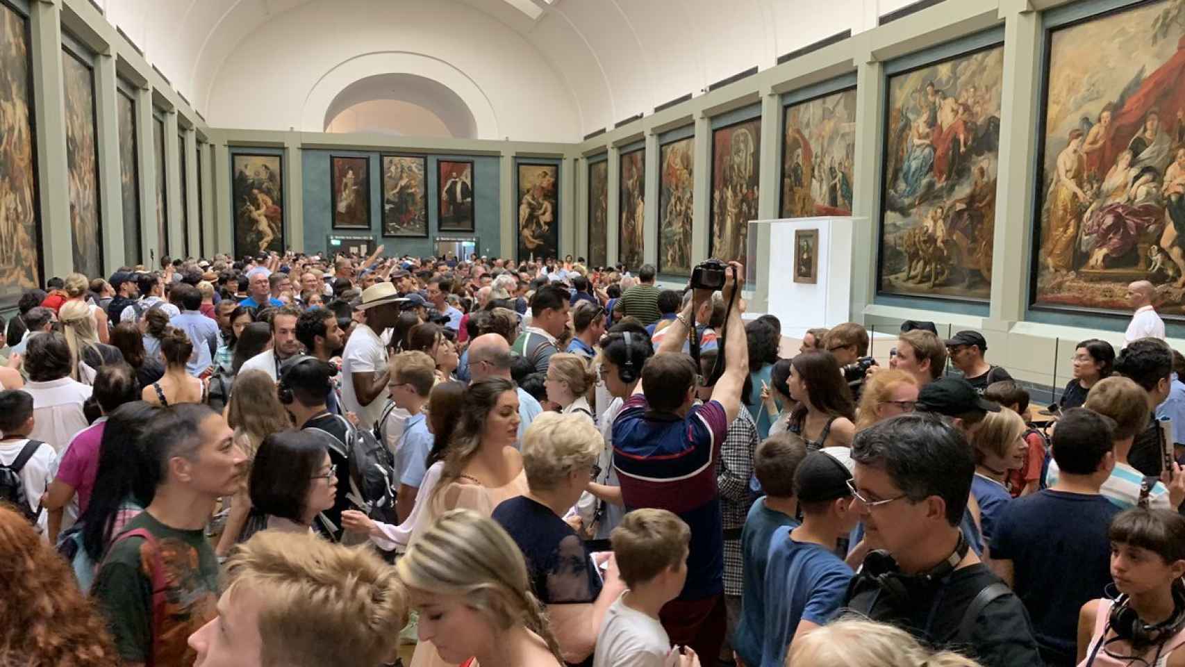 La Galería Médicis, donde se expone la 'Mona Lisa' temporalmente, abarrotada.
