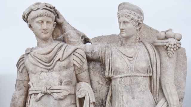 Agripina la Menor coronando a su hijo Nerón.
