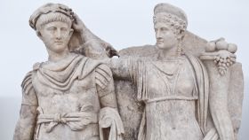 Agripina la Menor coronando a su hijo Nerón.