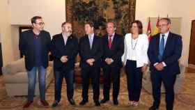 El presidente Emiliano García-Page, este miércoles con los representantes de Cecam, CCOO y UGT para firmar el nuevo Pacto por Castilla-La Mancha