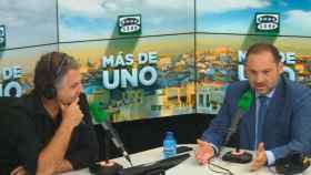 El periodista Carlos Alsina entrevista al ministro de Fomento en funciones, José Luis Ábalos.