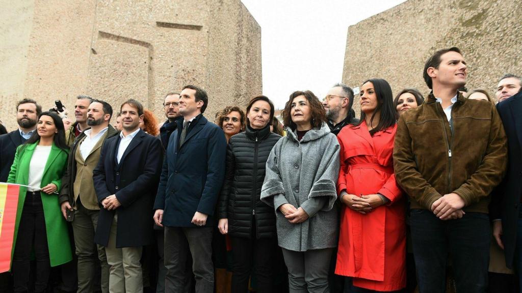 Líderes de los partidos políticos convocantes de la manifestación, en el escenario, tras la lectura del manifiesto