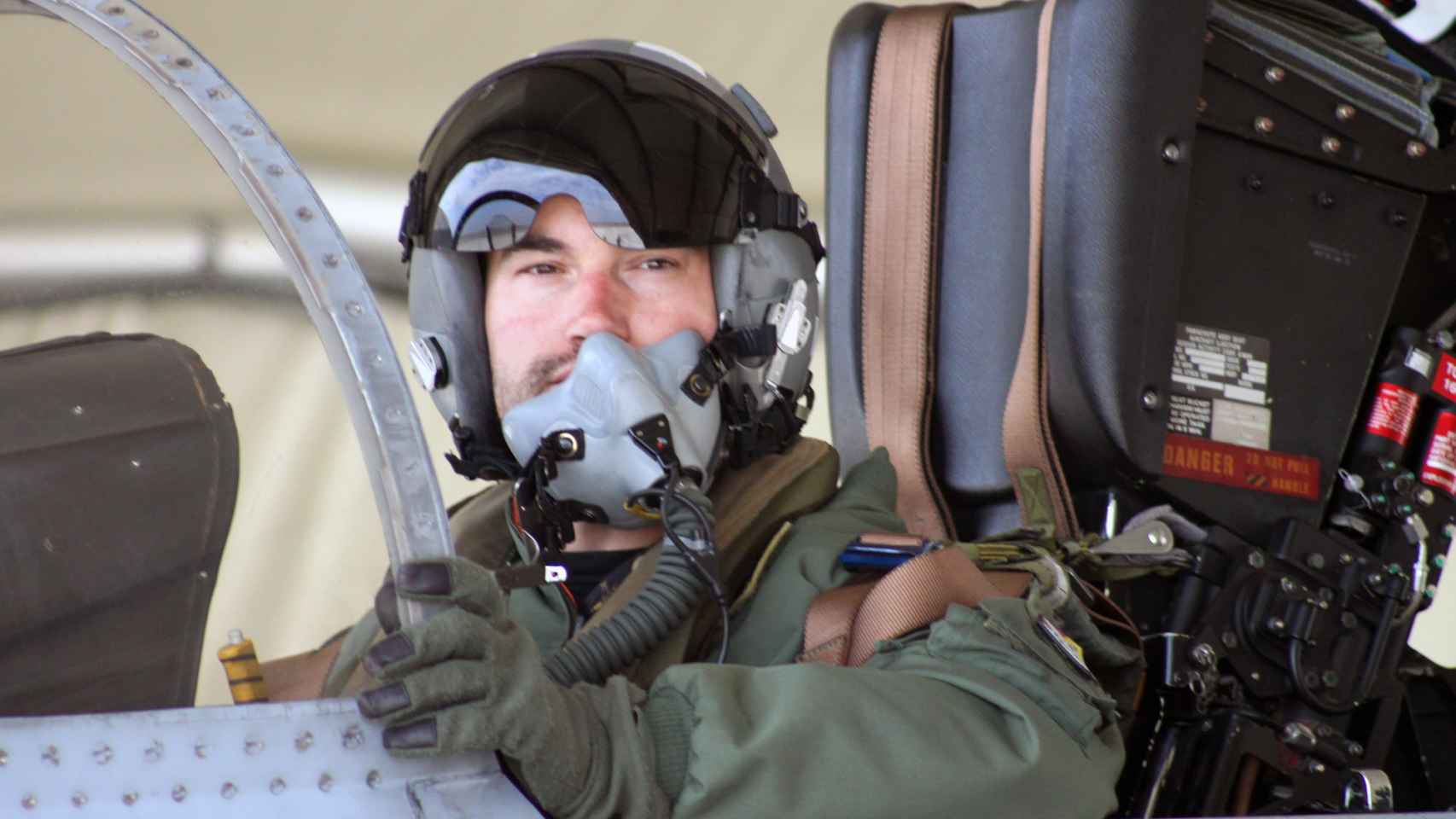 El capitán Morales, del Ejército del Aire, tras un 'alfa 'scramble en Lituania.