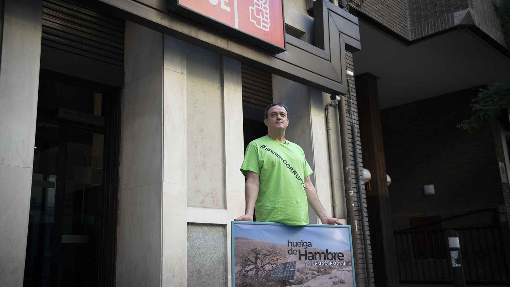 César Vea en la puerta de la sede del PSOE en Madrid