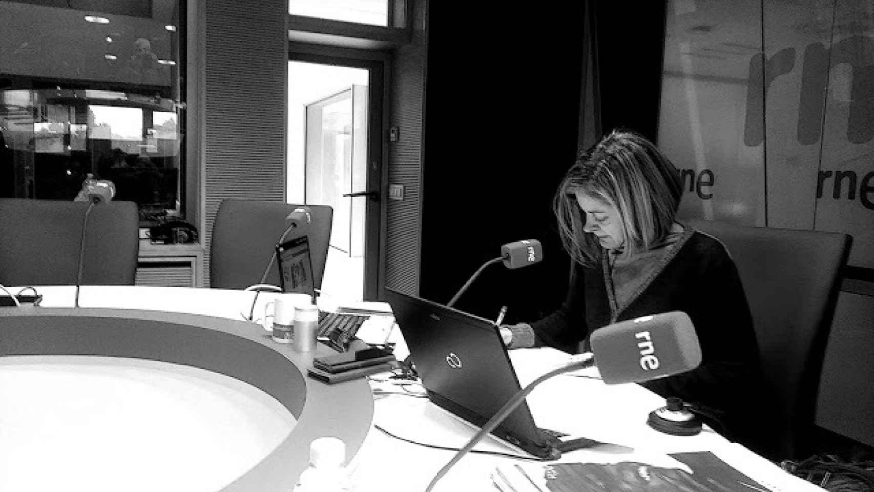 Pepa Fernández en los estudios de Radio Nacional de España (RNE)