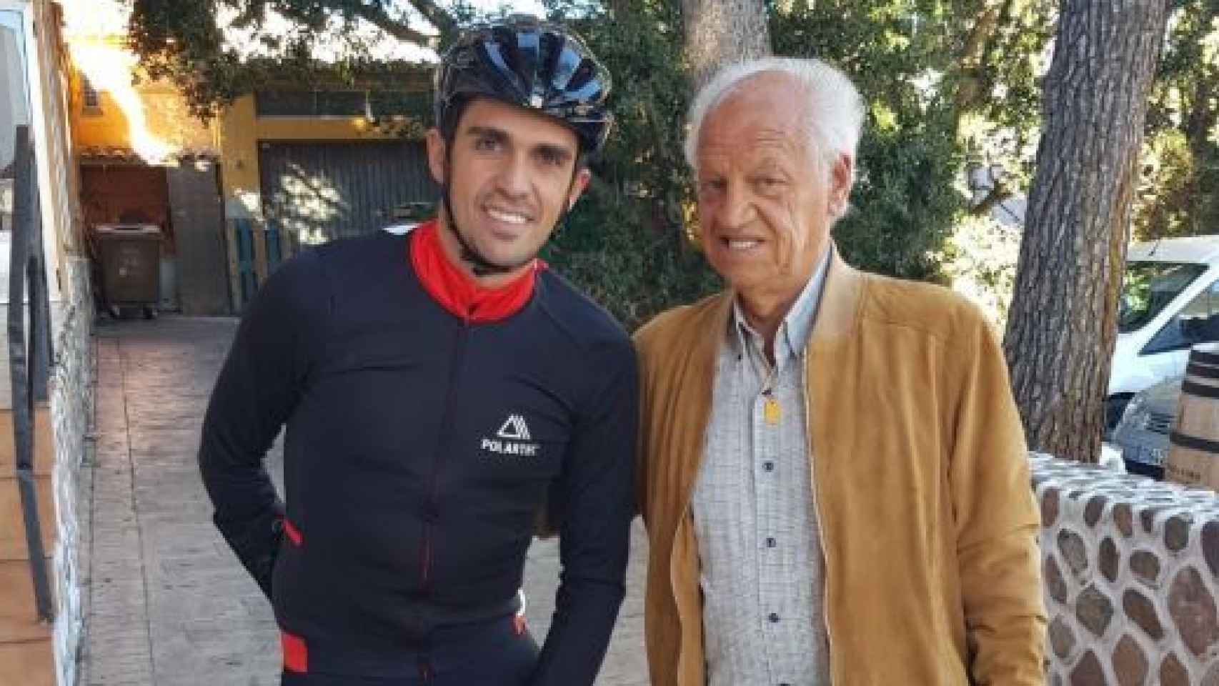 José Ramón Mateu es un gran aficionado al ciclismo. En la foto, junto a Alberto Contador.