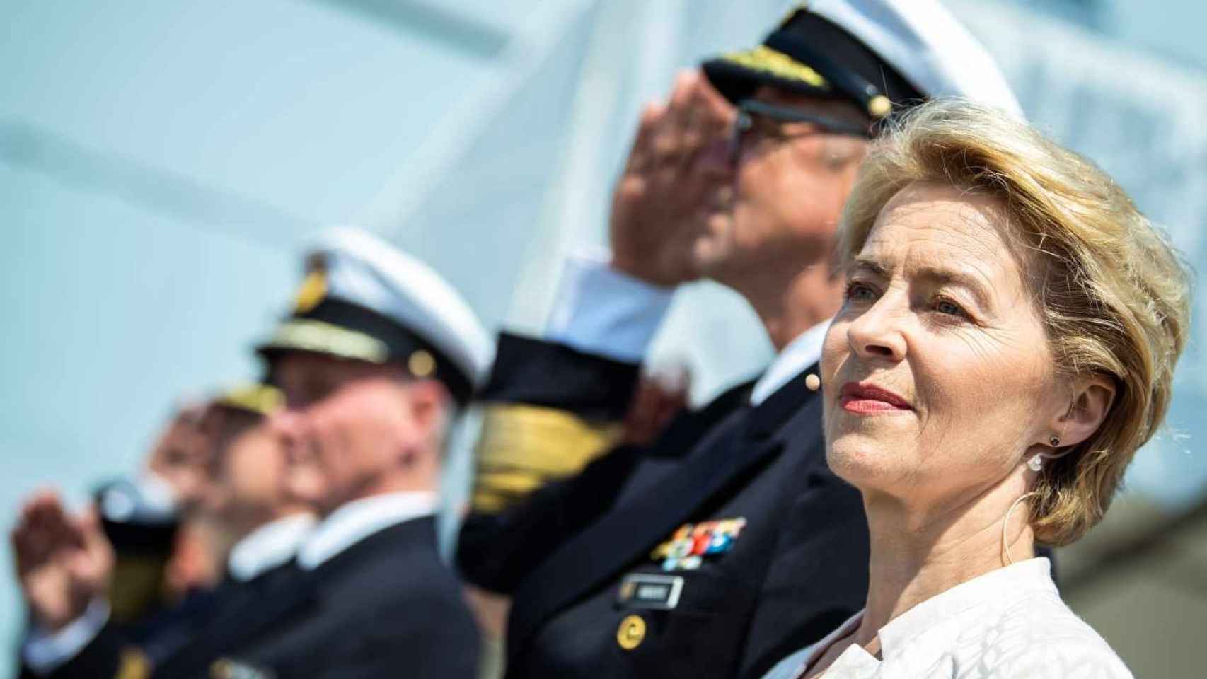 Ursula von der Leyen, presidenta de la comisión europea, posa junto al ejército.