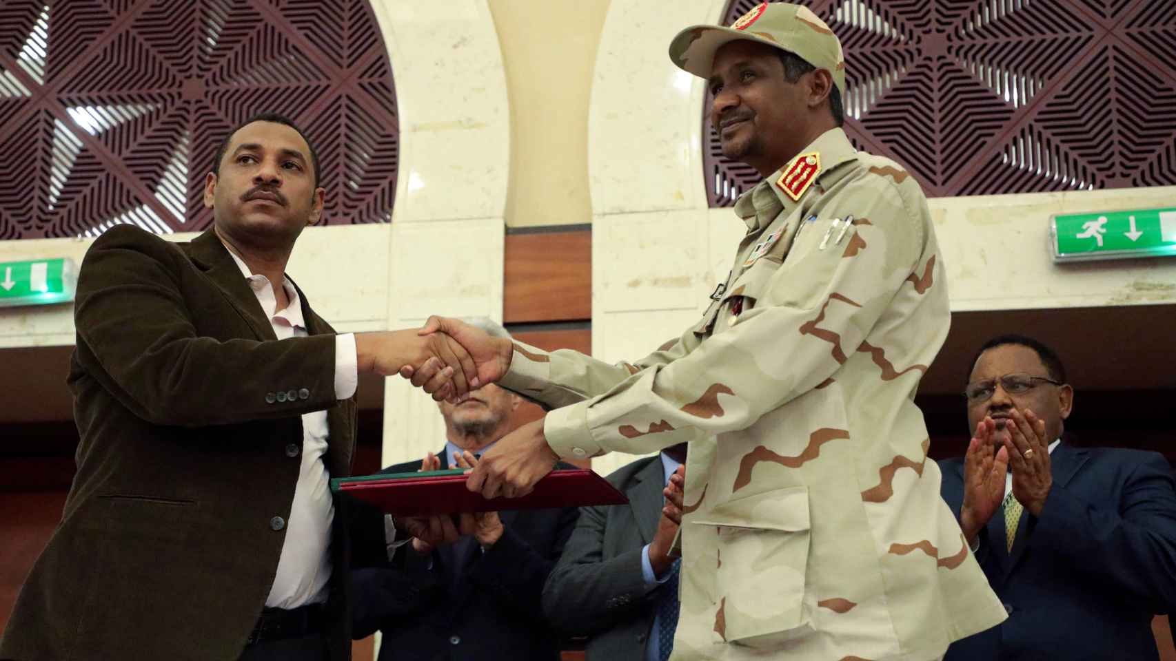 A la izquierda, Ahmad al Rabiah, líder del movimiento de Sudán por la democracia; a la derecha, Mohamed Hamdan, jefe adjunto del Consejo Militar de Transición de Sudán.
