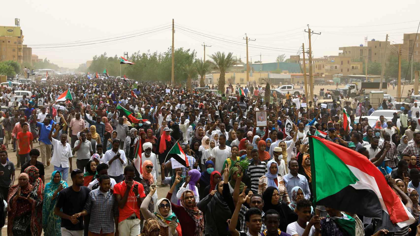 Miles de sudaneses durante marchas de protesta en Jartum.