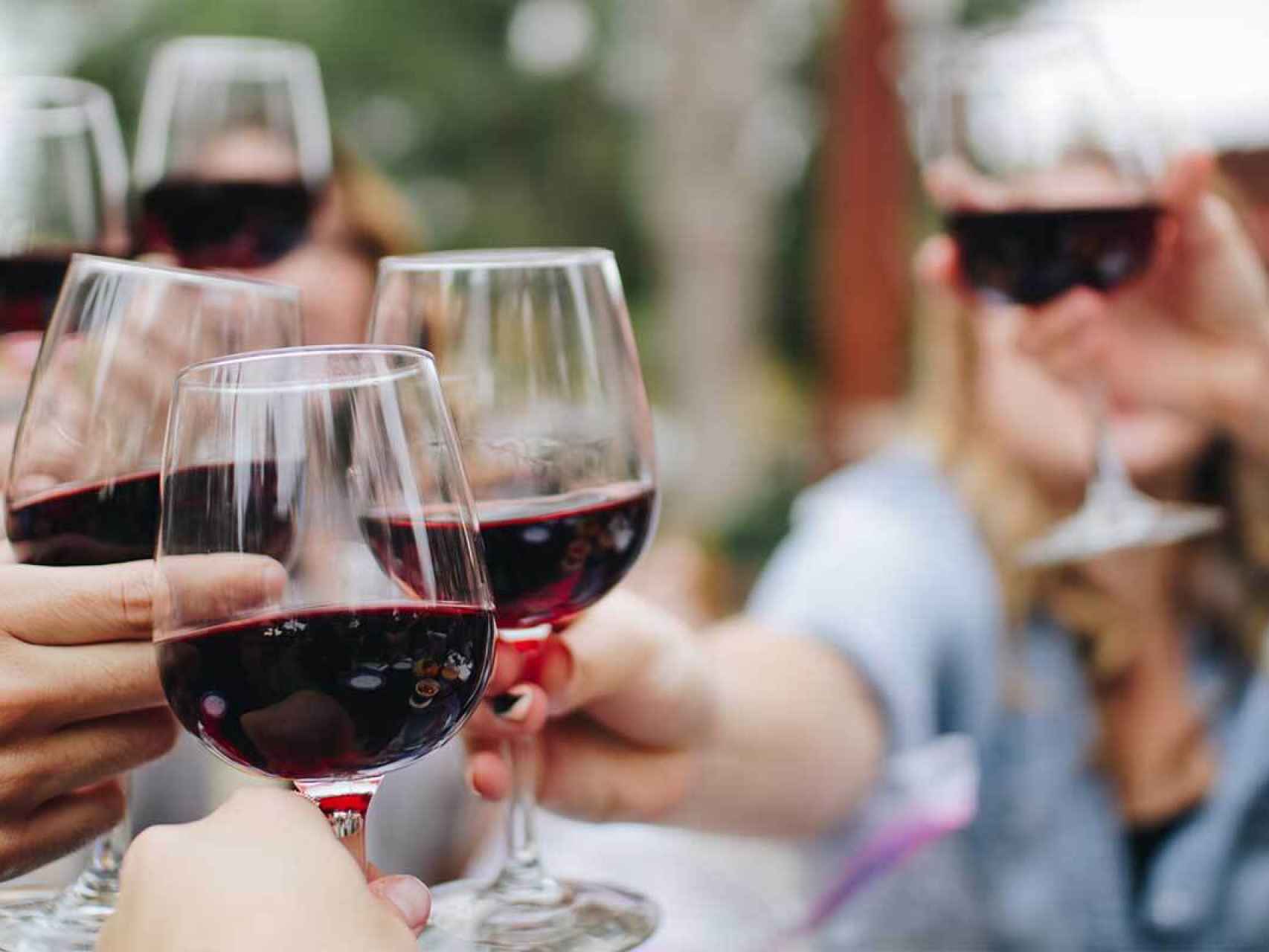 Brindar con vino durante las cuatro estaciones.