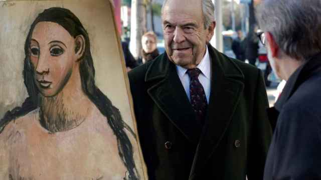 El cuadro 'Cabeza de mujer joven' de Picasso y el expresidente de Bankinter, Jaime Botín.