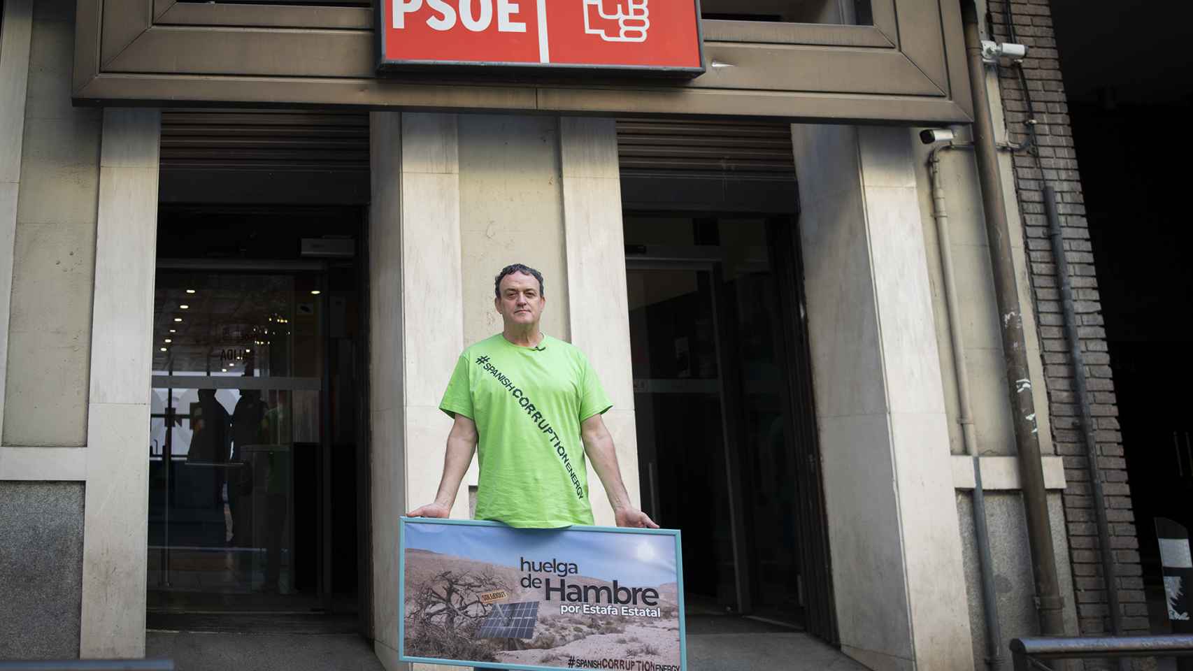 César Vea empieza su huelga de hambre frente al PSOE: Estaré hasta que me saque la ambulancia