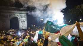 Celebraciones de hinchas argelinos en las calles de Francia.