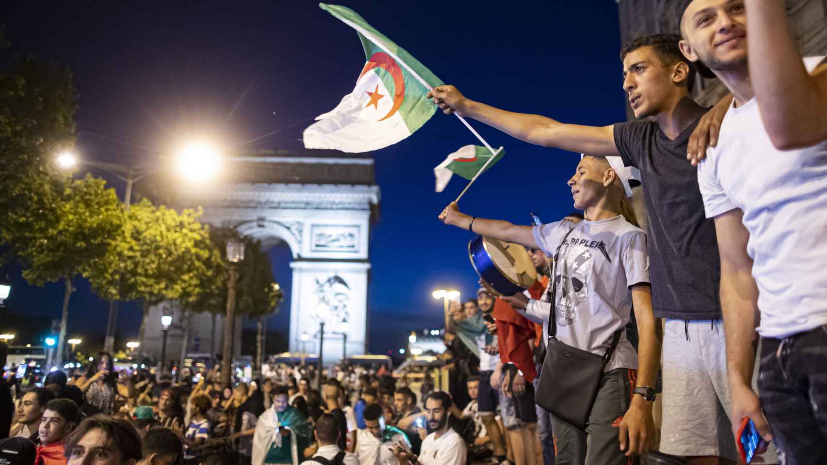 Celebración de aficionados argelinos en las calles de Francia.