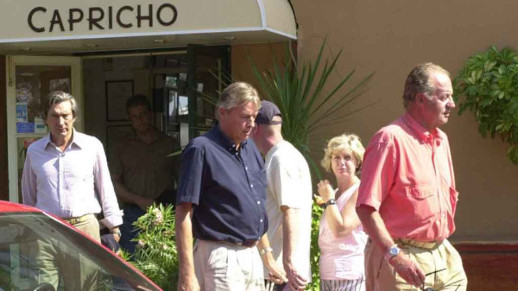 A la izquierda, Tchokotoua, saliendo del restaurante con un grupo de amigos y el rey emérito.