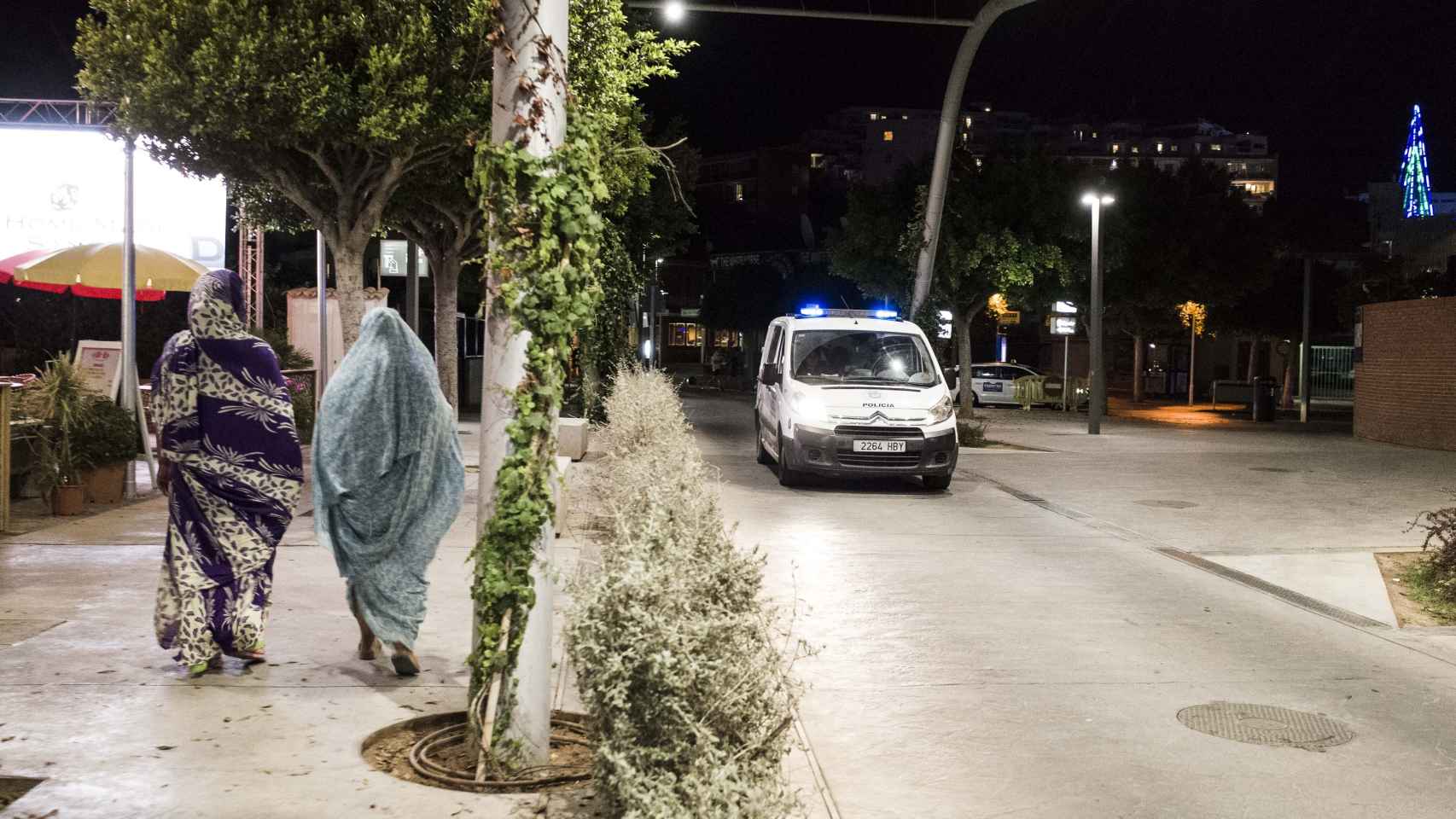 Dos mujeres totalmente tapadas en una calle en Magaluf representando el contraste con la lujuria que caracteriza a la localidad mallorquina