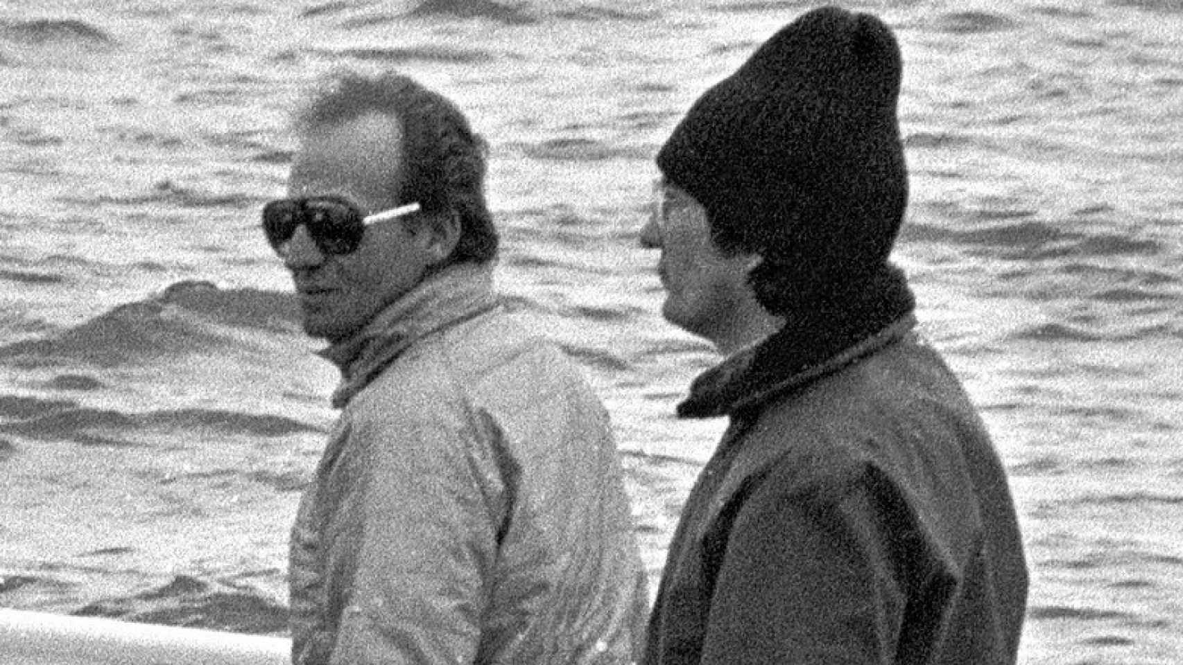 El Rey Emérito y su amigo el príncipe Tchokotua observan las regatas del XVII Trofeo Princesa Sofía en Palma de Mallorca en marzo de 1986.