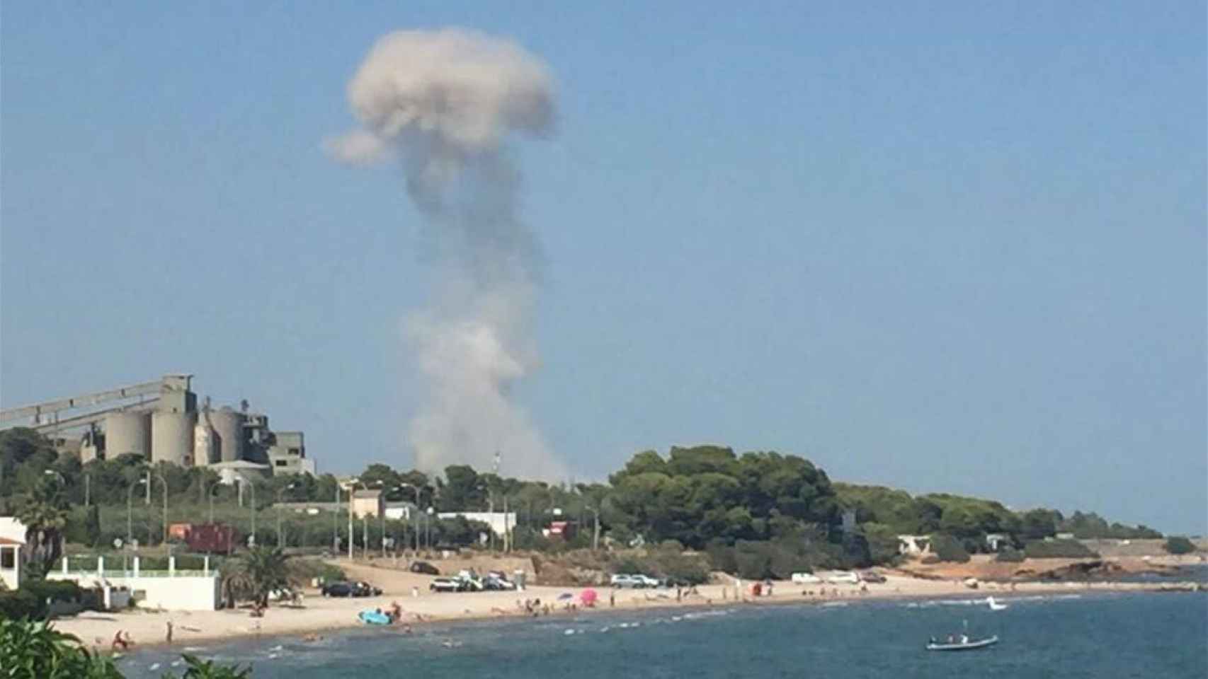Columna de humo que se veía en la playa tras la explosión de las bombonas