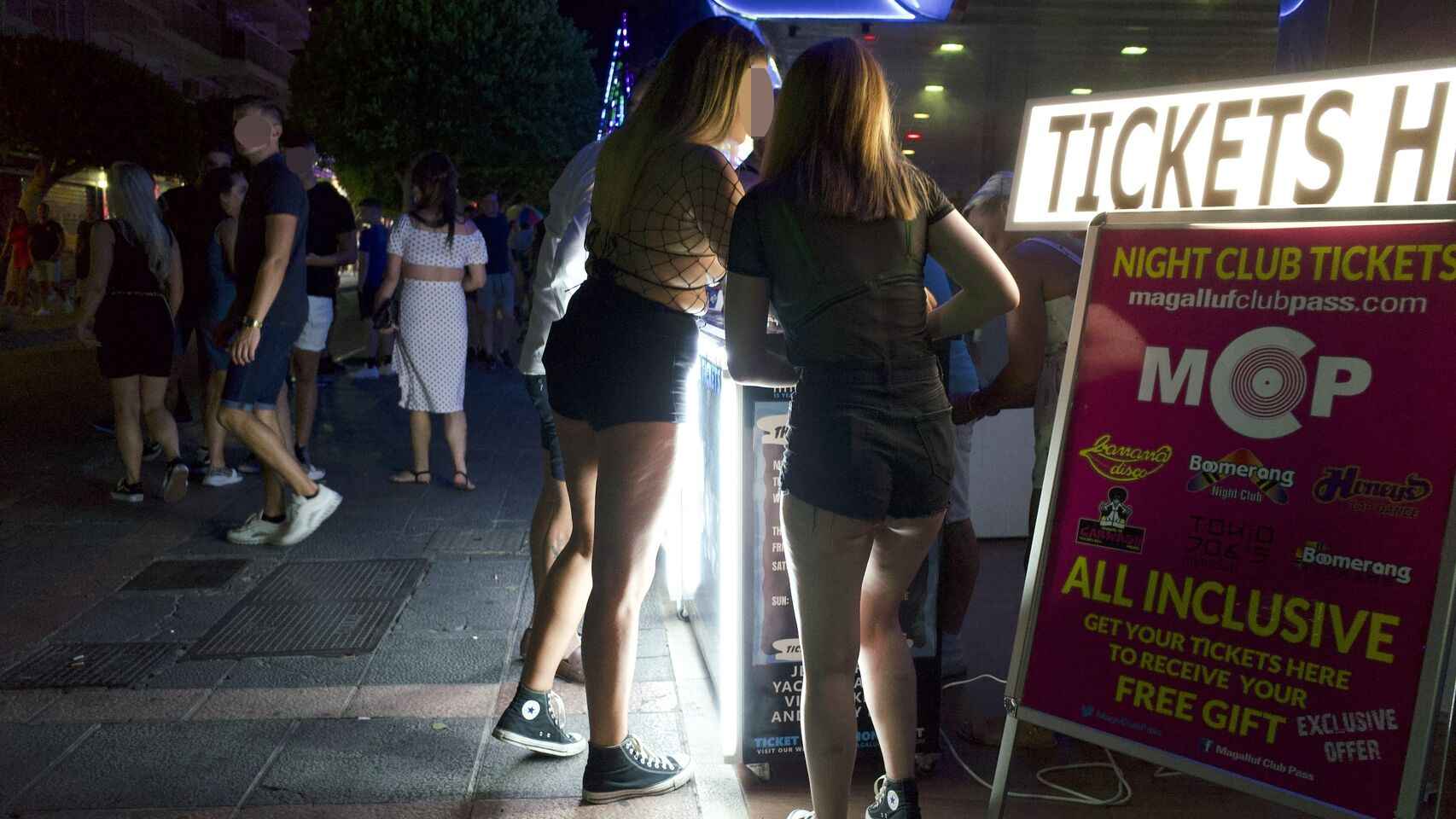 Dos jóvenes en la entrada de una discoteca. La entrada suele rondar los seis euros e incluye dos copas, un cocktail y un chipito