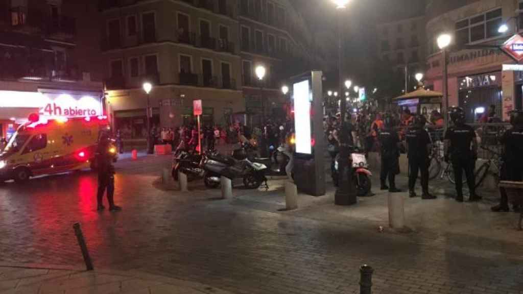 Incidentes en la madrugada del viernes al sábado 20 de julio entre argelinos y senegaleses en Lavapiés. Foto: Twitter (@Fernando_Ruiz_P).
