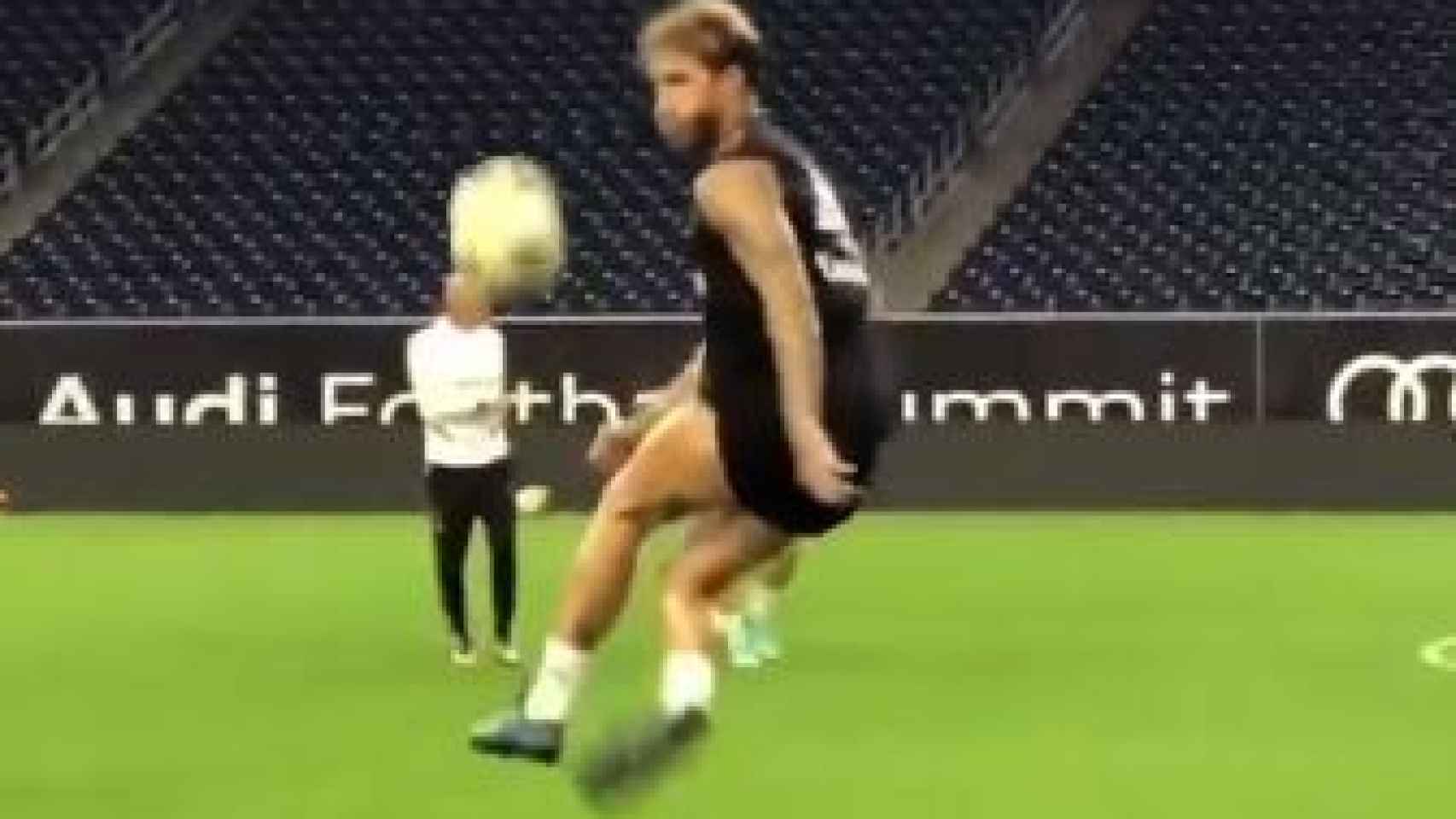 Sergio Ramos controlando un balón en uno de los entrenamientos de la pretemporada