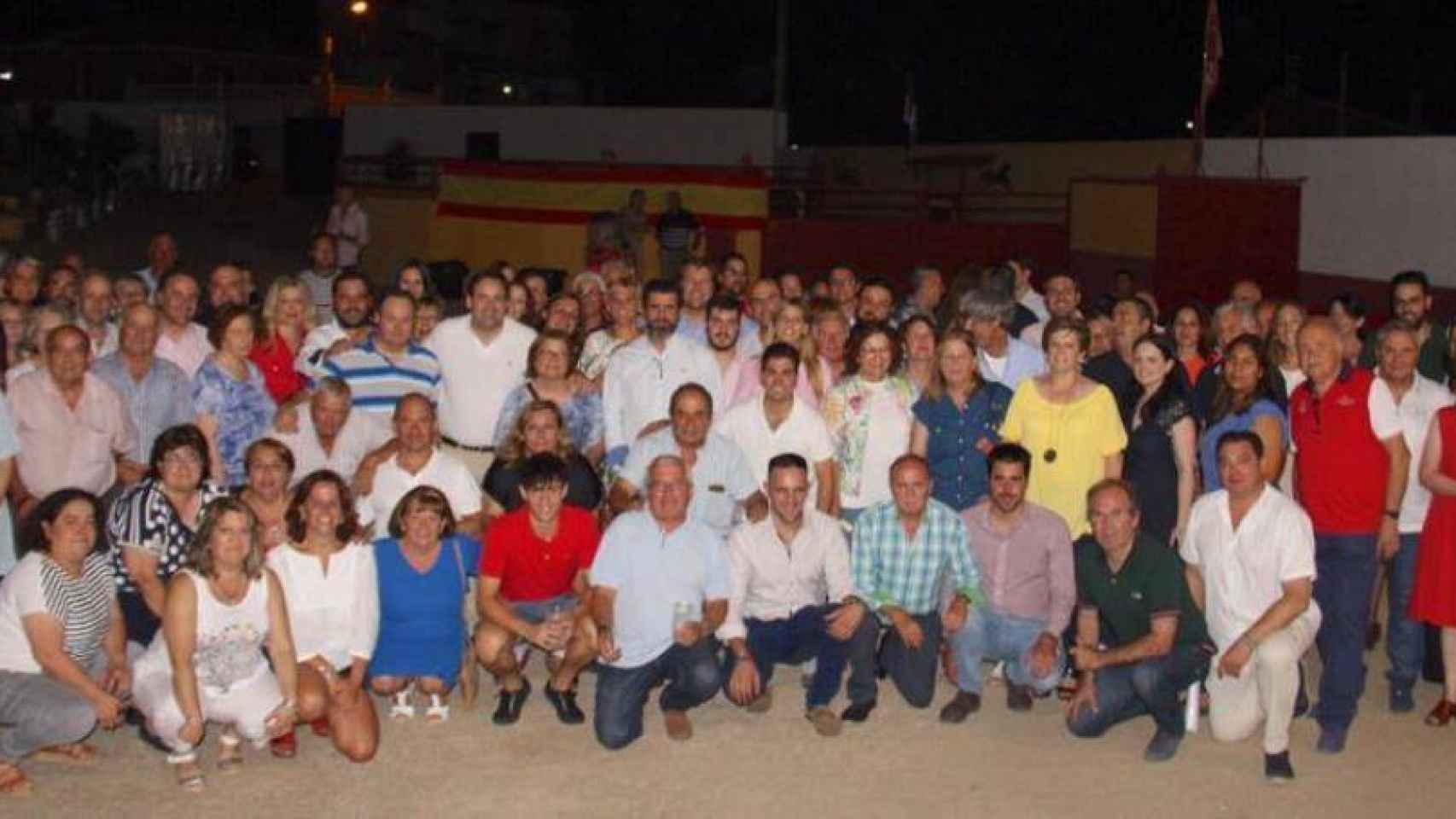 Paco Núñez con un nutrido grupo de afiliados del PP en Mejorada (Toledo)