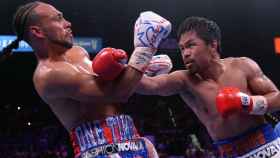 Manny Pacquiao lanzando un golpe a Thurman durante el combate.