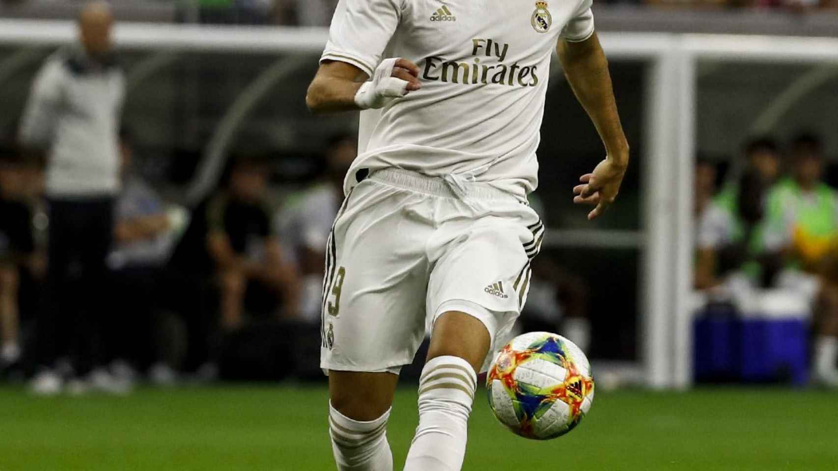 Karim Benzema corre junto al balón