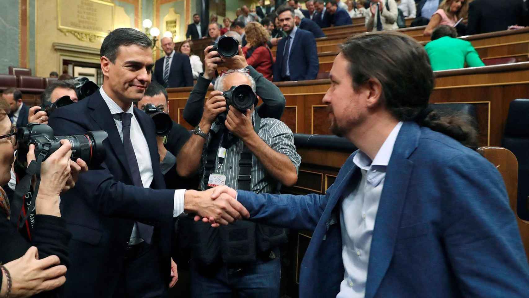 Pablo Iglesias saluda a Sánchez tras la moción de censura.