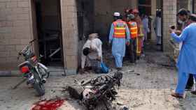 Un charco de sangre ante las puertas del hospital de de Dera Ismail Khan (Pakistán) tras el atentado suicida.
