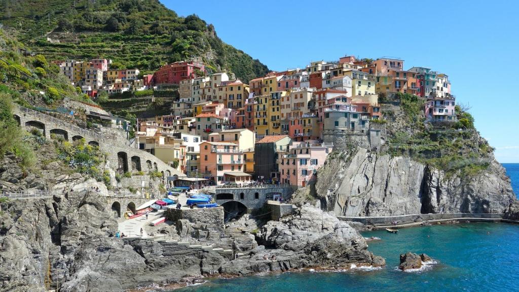 Manarola en su idilio perpetuo con el mar.