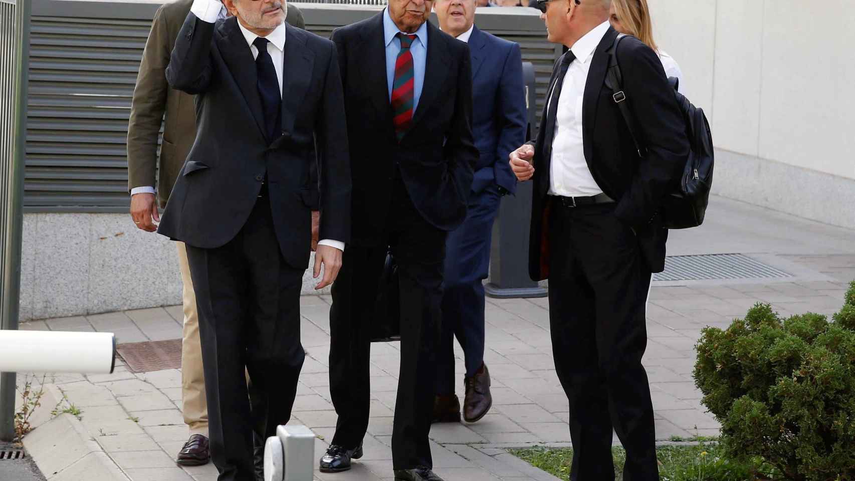 Jaime Botín (en el centro) junto a su abogado, a la entrada a los Juzgados de lo Penal de Madrid.