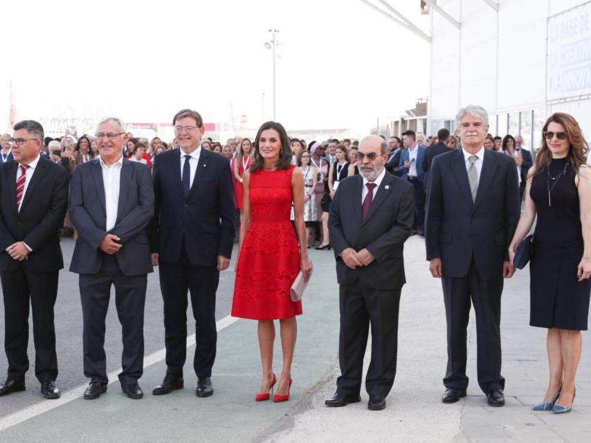 El vestido rojo de la reina Letizia es un traje comodín, práctico tanto para verano como para otoño.