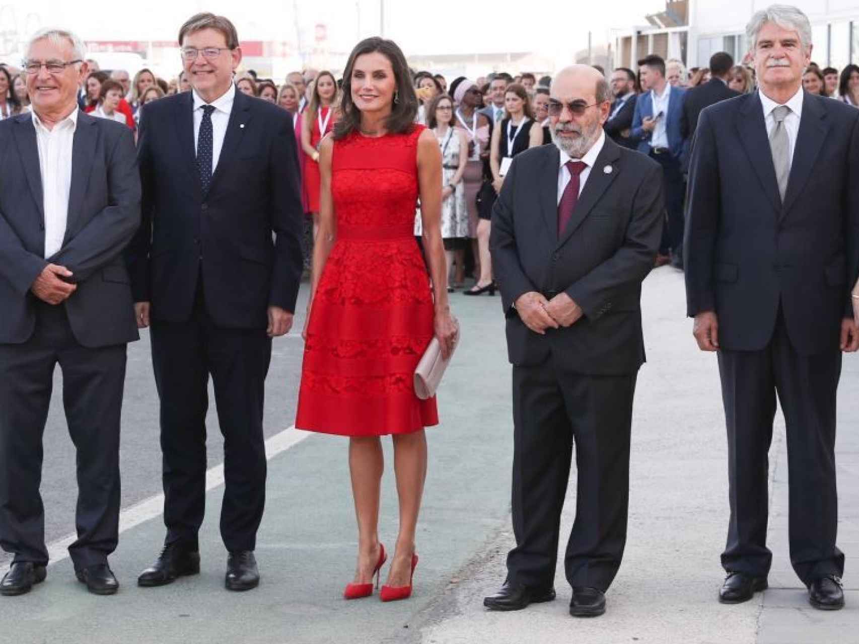 El vestido rojo de la reina Letizia es un traje comodín, práctico tanto para verano como para otoño.