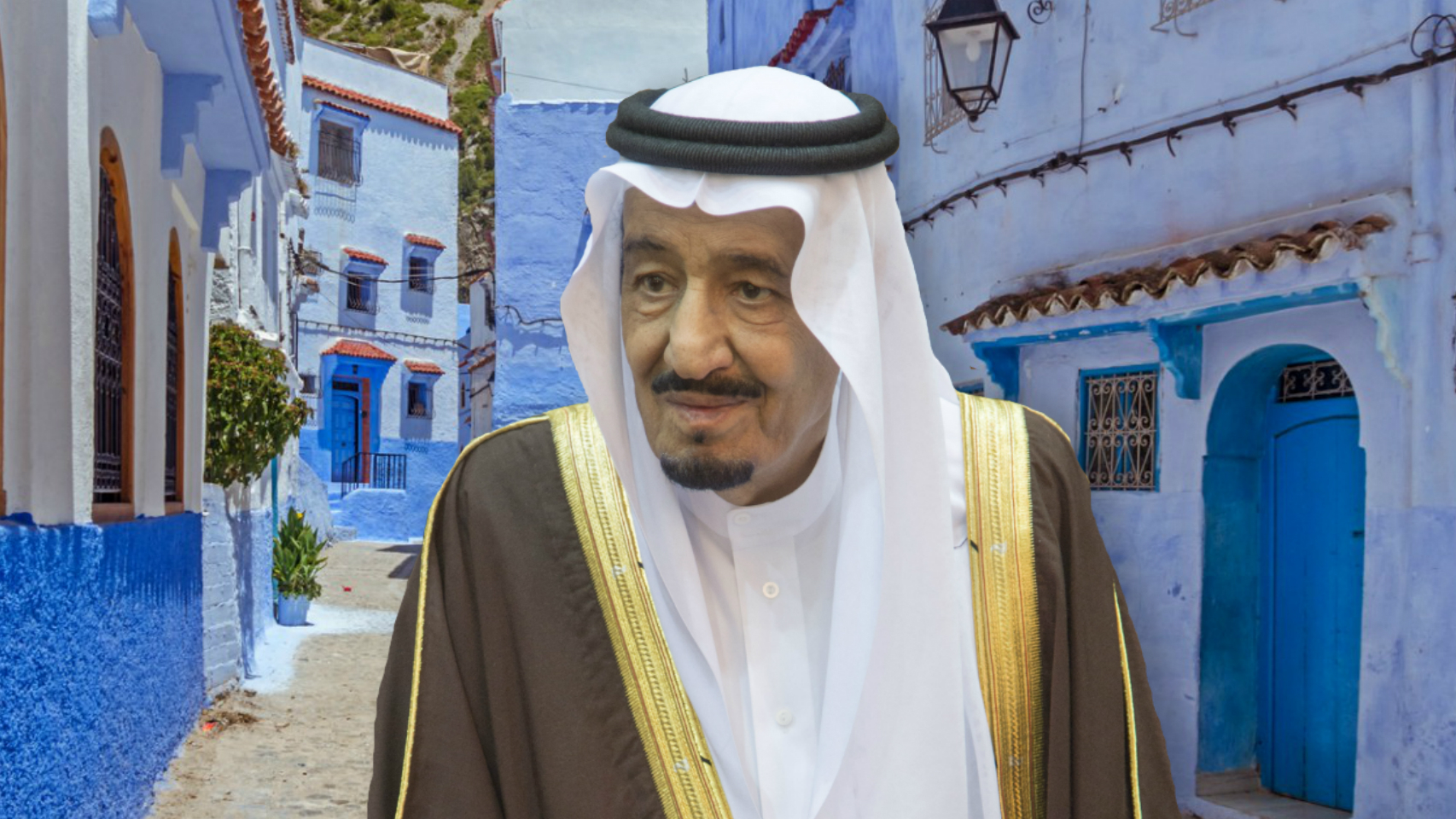 El rey de Arabia Saudí en un montaje frente a una calle típica de Tánger.