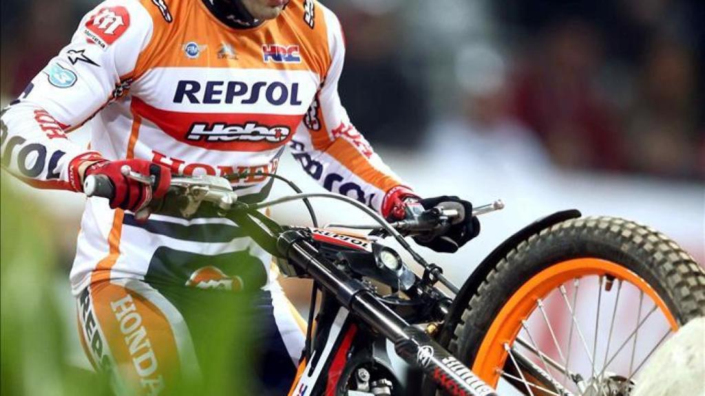Toni Bou, compitiendo en trial indoor.
