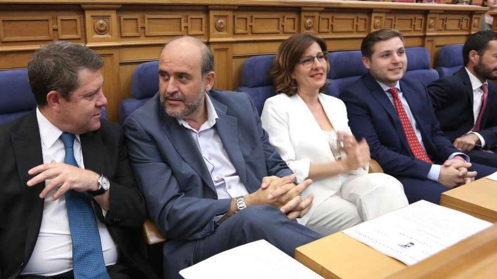 Miembros del Gobierno de Castilla-La Mancha, con Page al frente, durante el pleno de las Cortes de este lunes