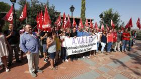 Los sindicatos CCOO y UGT y la Asociación de Víctimas de Accidentes Laborales de Toledo (Avalto) se han concentrado este lunes frente a la sede de Fedeto en Toledo. Foto: Óscar Huertas