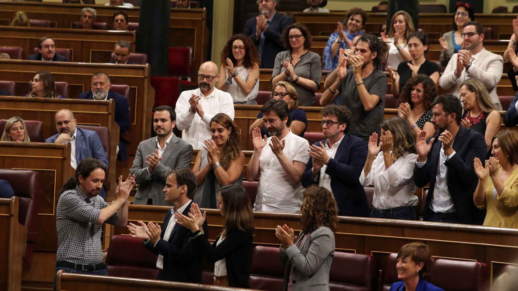 Pablo Iglesias aplaudido por su grupo en el Congreso.