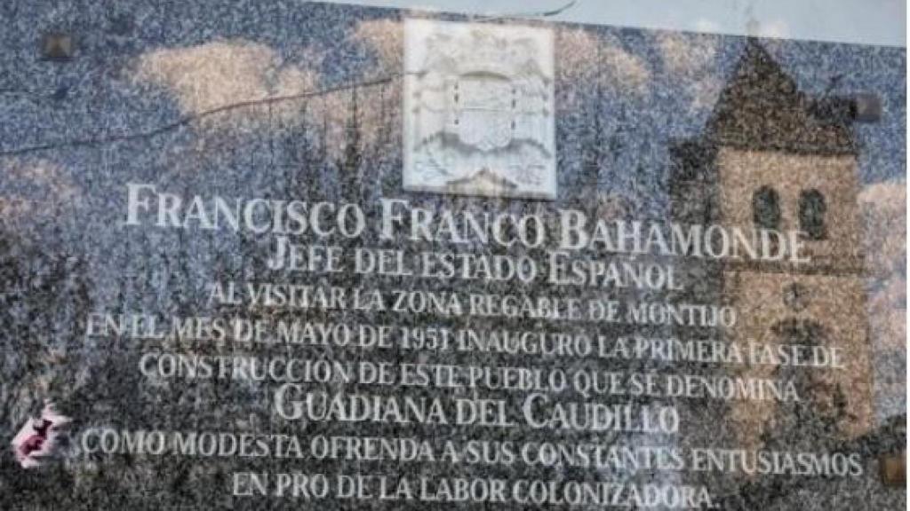 Placa conmemorativa de la creación de Guadiana del Caudillo./