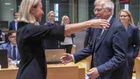 La actual jefa de la diplomacia de la UE, Federica Mogherini, felicita a Borrell por su nombramiento