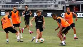 Modric conduce el balón durante un entrenamiento del Real Madrid.