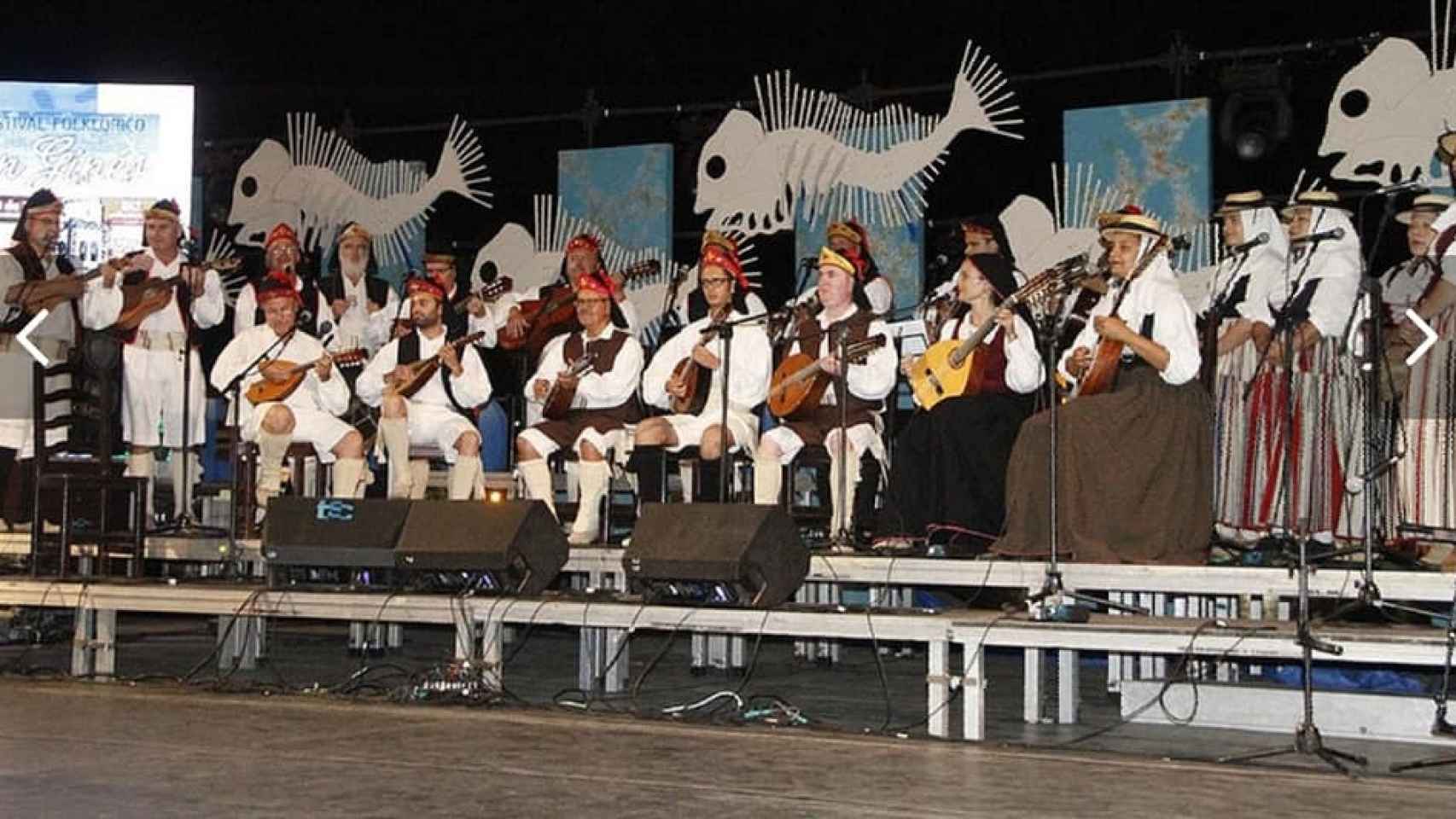 La Agrupación Folclórica Coros y Danzas de Arrecife, donde Doramas tocaba la bandurria.