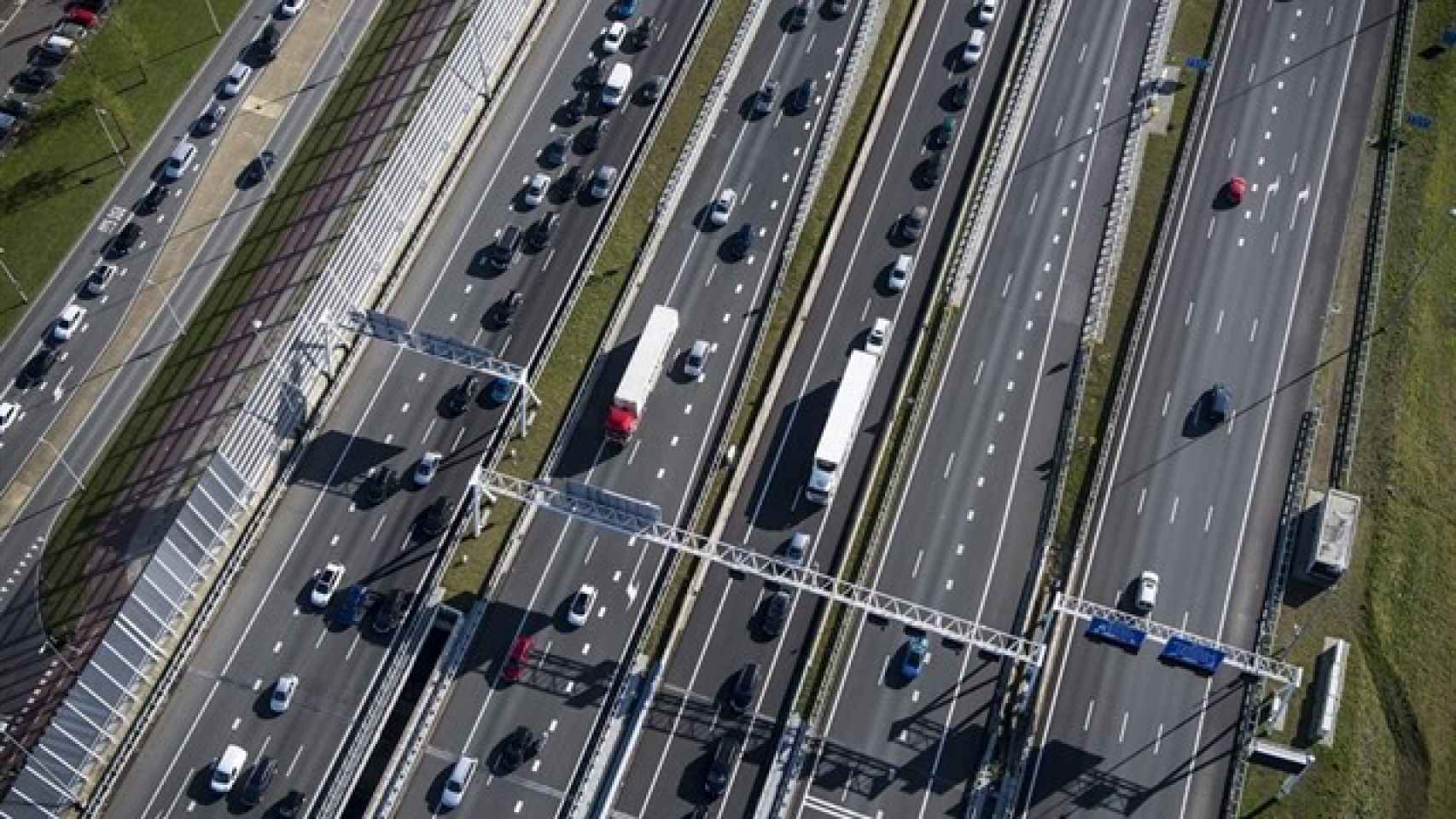 Imagen aérea de una autopista española.