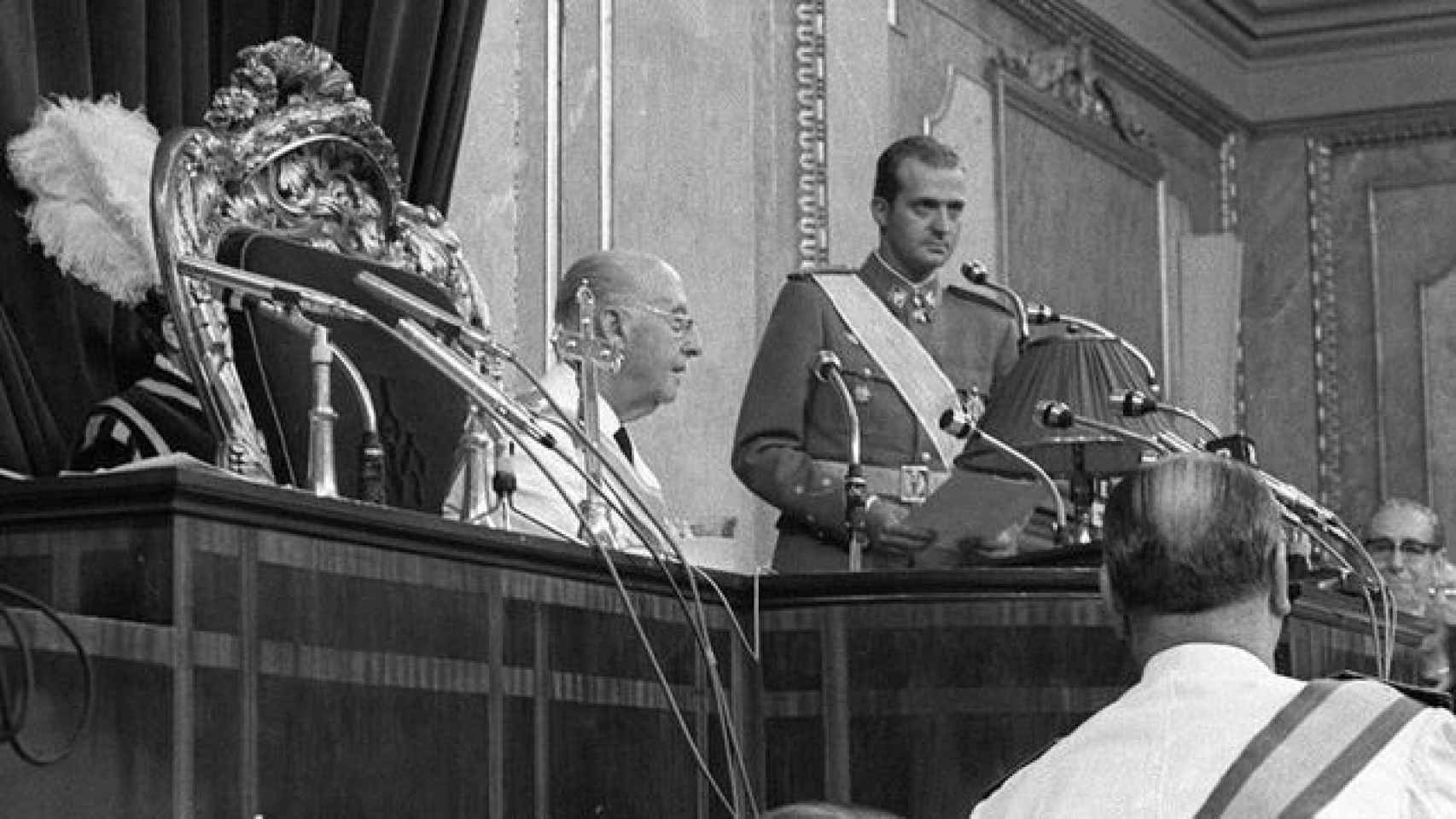 Juan Carlos I se corona como sucesor de Franco.