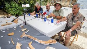 Los codirectores de los yacimientos de Atapuerca, junto al consejero de Cultura y Turismo de la Junta de Castilla y León, Javier Ortega enseñan los hallazgos.