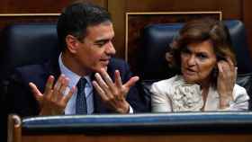 Pedro Sánchez, con Carmen Calvo este martes en el Congreso de los Diputados.