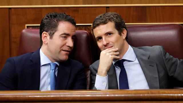 Pablo Casado y Teodoro García Egea durante la segunda jornada del debate del candidato socialista.