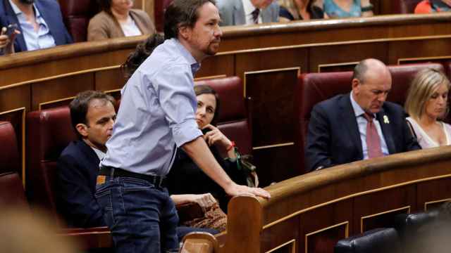 El secretario general de Podemos Pablo Iglesias, vota durante la segunda jornada del debate de investidura.