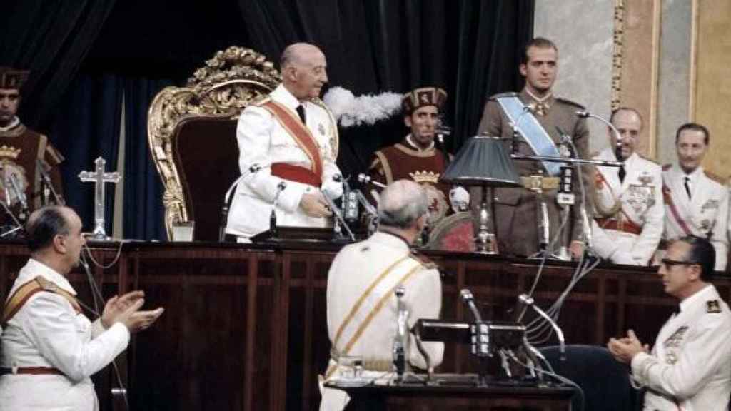 Elección de las Cortes franquistas de Juan Carlos de Borbón como heredero de Franco.